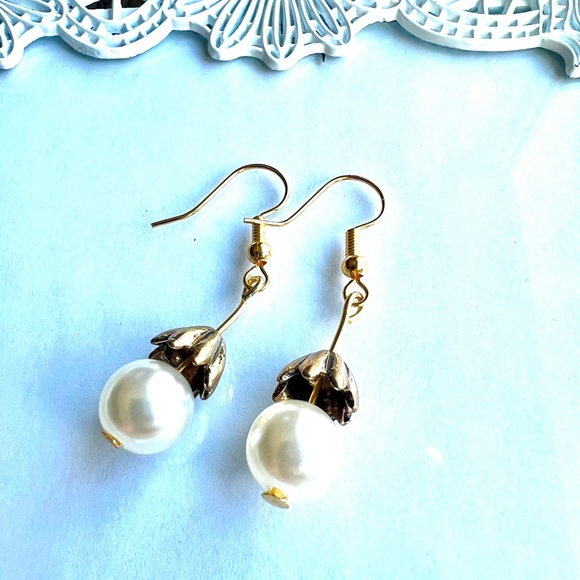 New ~ Pearl Flower Drop Earrings - Picture 3 of 5